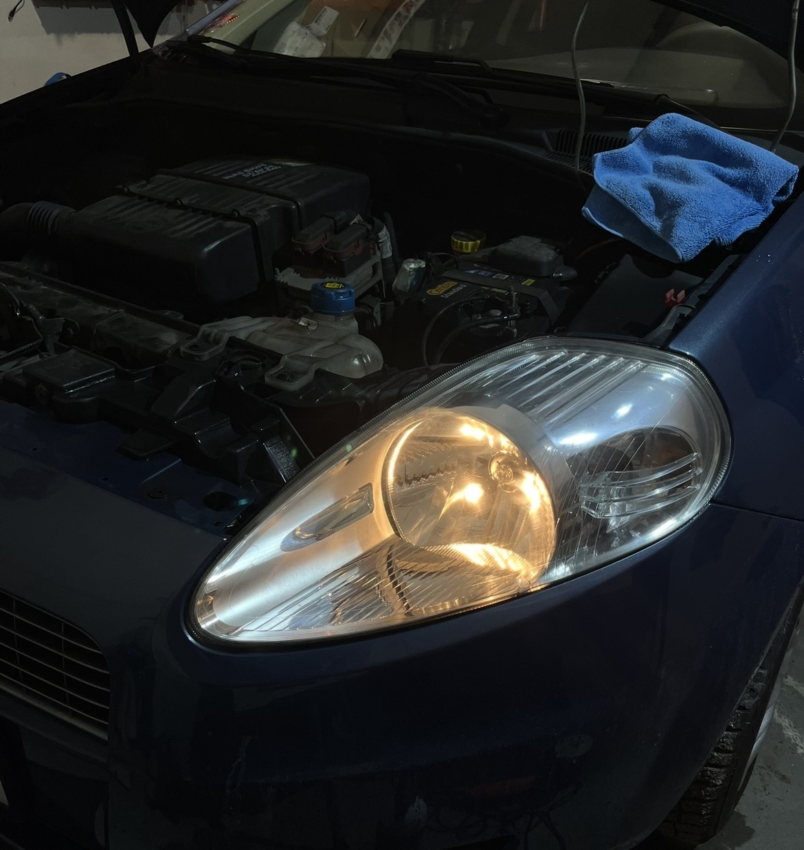 Przejrzysty i idealnie czysty reflektor w samochodzie Fiat Punto 2007 po mobilnej regeneracji i zabezpieczeniu ceramiką.