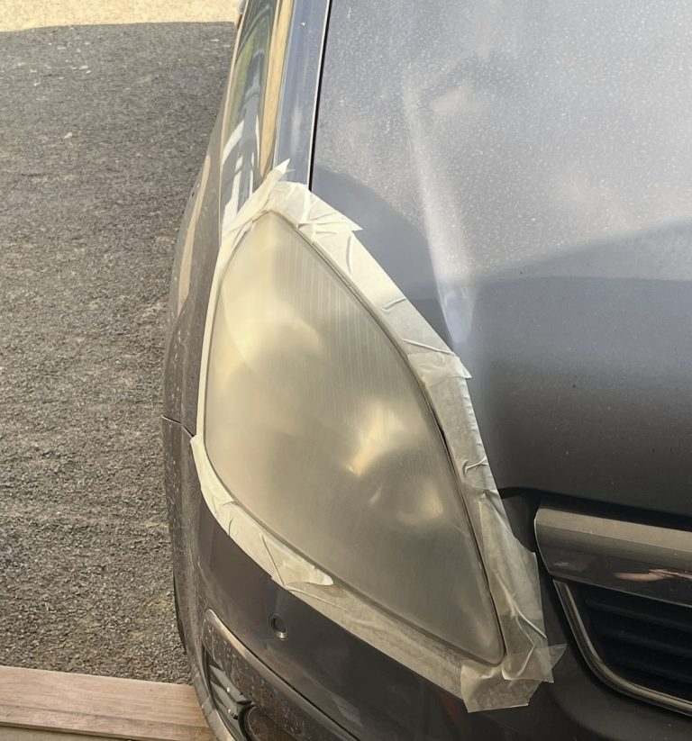 Zmatowiały, pożółkły reflektor samochodu przed mobilną regeneracją w Dąbrowie Górniczej.